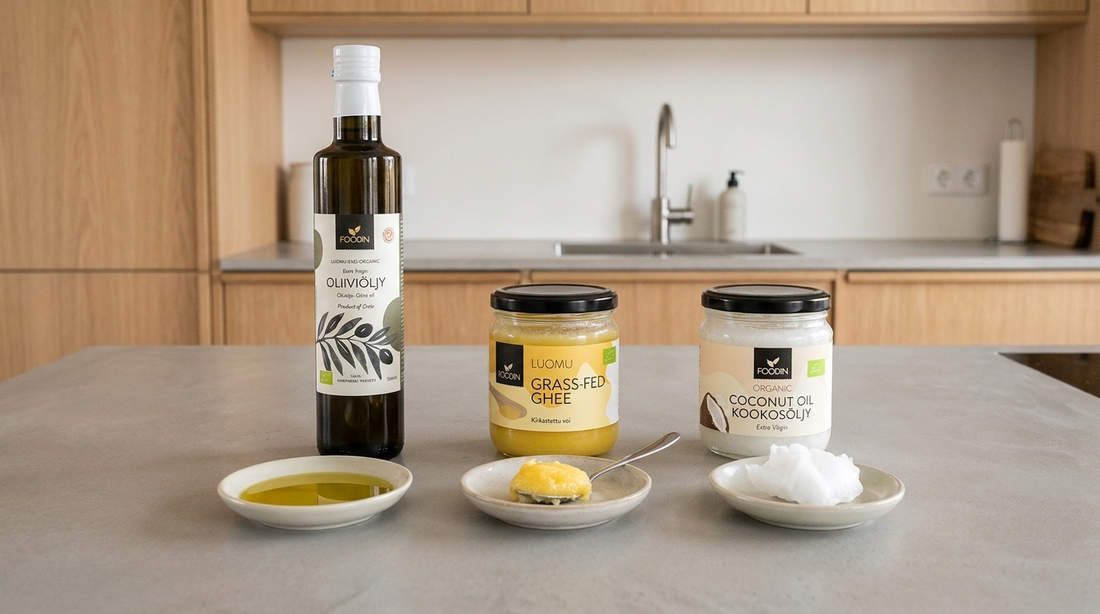 FOODIN ólífuolía, ghee og kókosolía á eldhúsborði, með lítilli skál af hverri fyrir framan sem sýnir áferðina: fljótandi olía, mjúkt ghee og hörð kókosolía