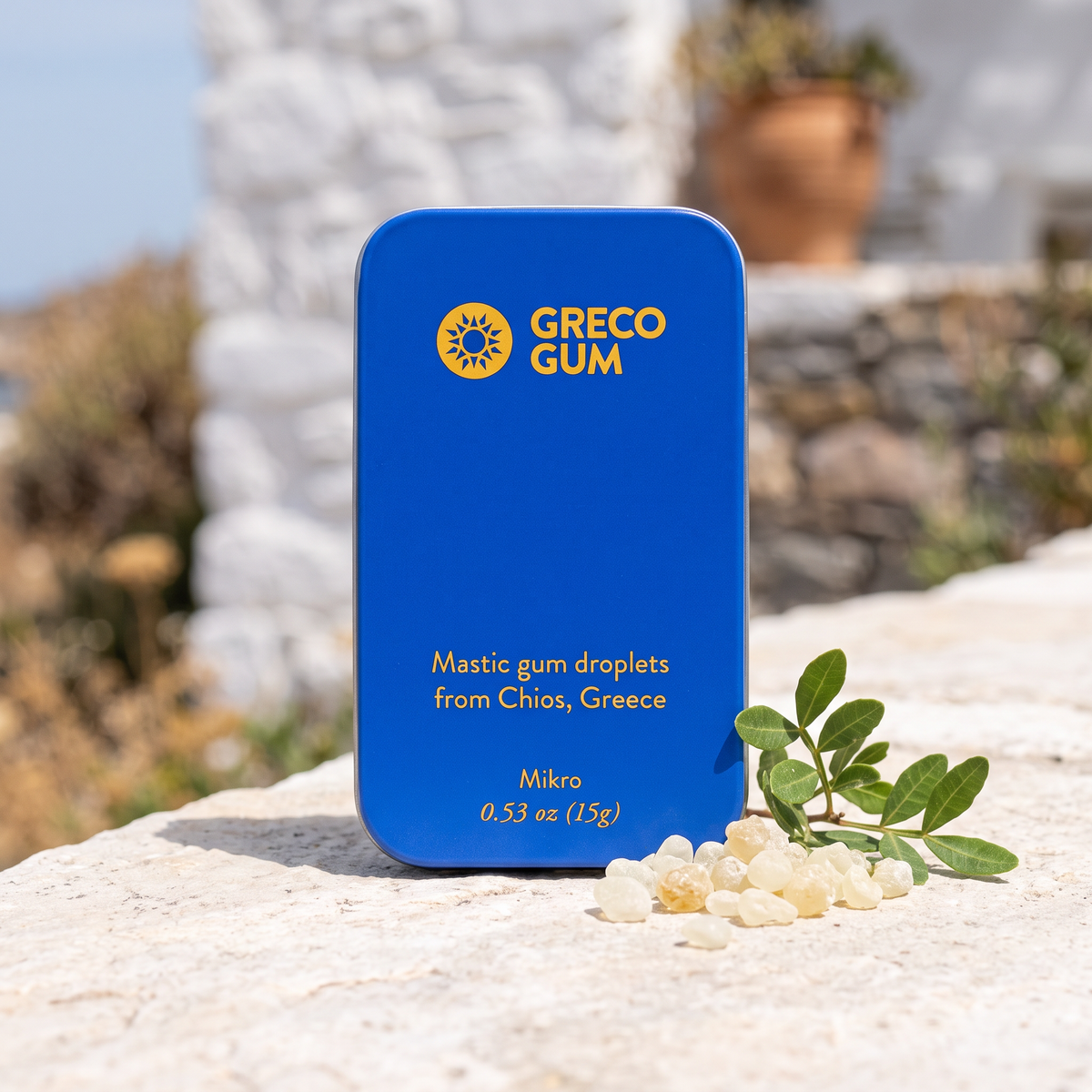 GRECO GUM mastic tyggjó mikro dós á kalksteini með mastic kristöllum og mastic laufi á Chios